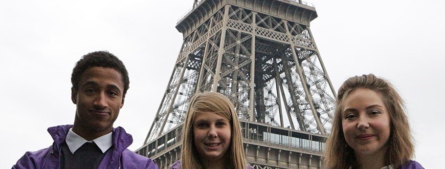 Les volontaires du tourisme devant la Tour Eiffel