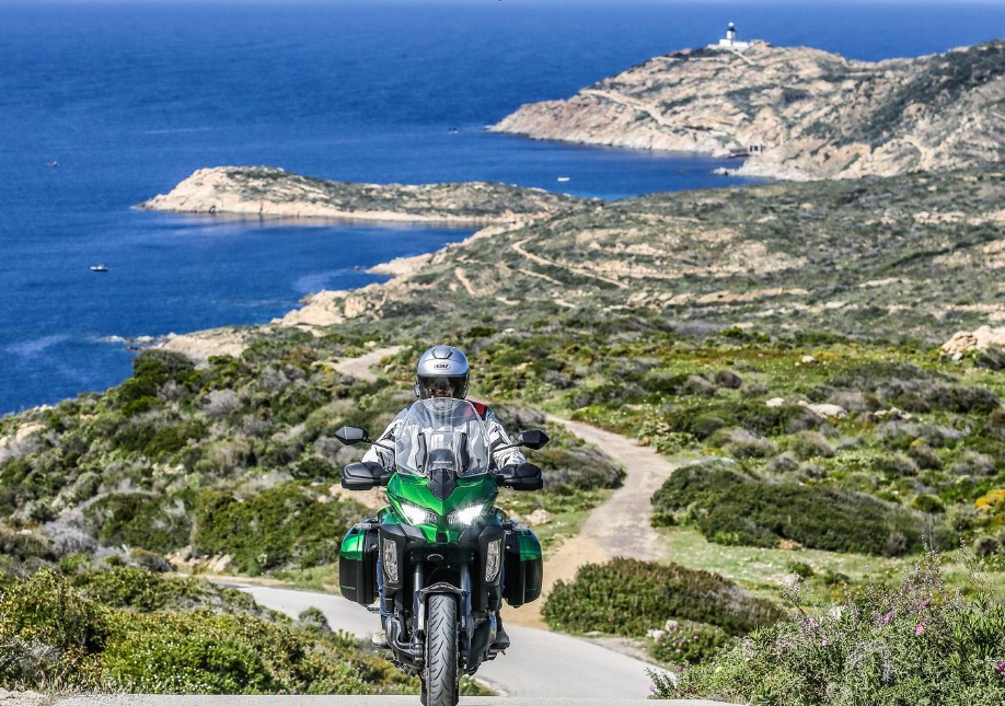 Moto sur une route en Corse