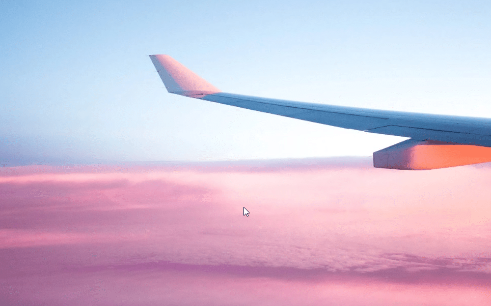 Un avion avec un ciel rose