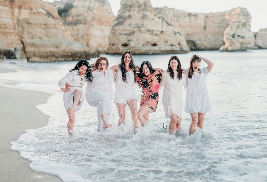 Un groupe de filles à la mer