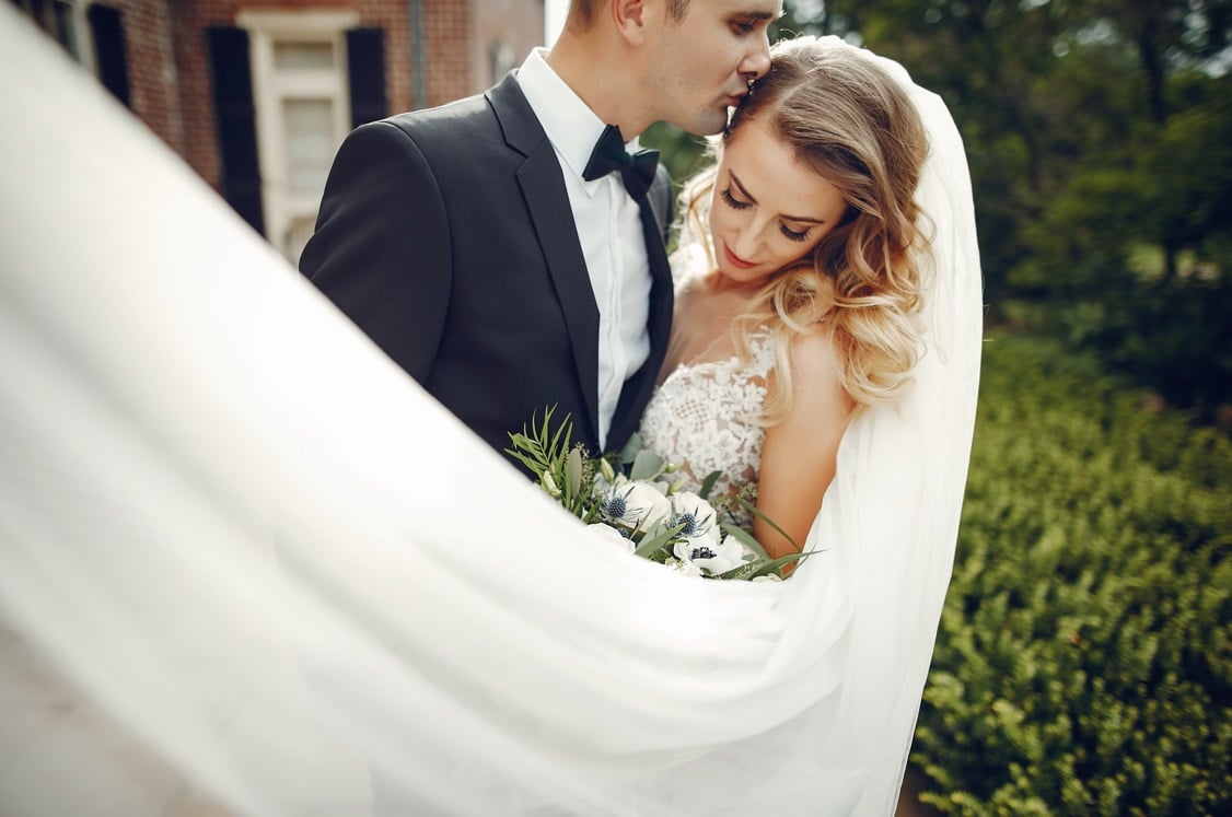 Couple de jeunes mariés