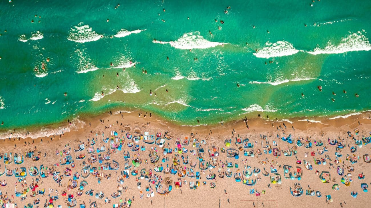 plage bondée de touristes