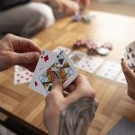 amis-s-amusent-jouant-au-poker